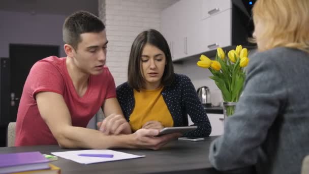 Couple regardant la disposition de la maison sur tablette pc
 - Séquence, vidéo