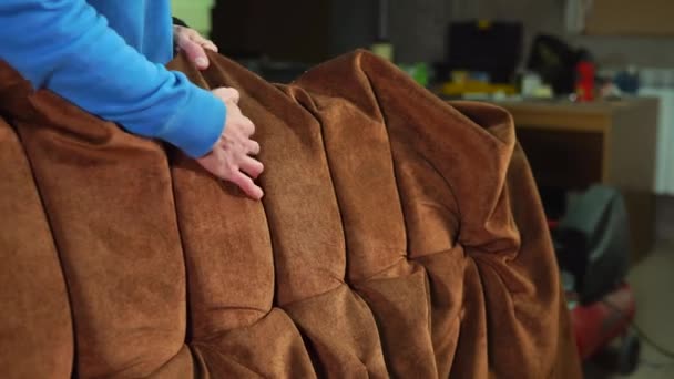 Mestre está formando uma guarnição de sofá, close-up de mãos e tecido
 - Filmagem, Vídeo