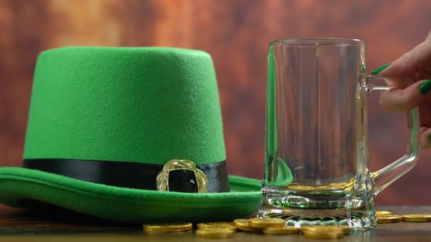 St Patricks день розливу зеленим пивом з зеленим гном капелюх - Фото, зображення