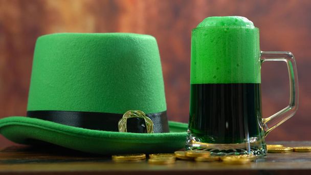 Día de San Patricio vertiendo cerveza verde con sombrero de duende verde
 - Foto, Imagen