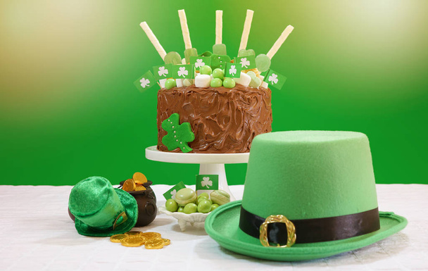 St Patricks Day Party Table com bolo de chocolate, chapéu de duende e chama da lente
. - Foto, Imagem