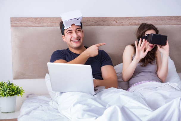 Vaimo ja aviomies virtuaalitodellisuus suojalasit sängyssä - Valokuva, kuva