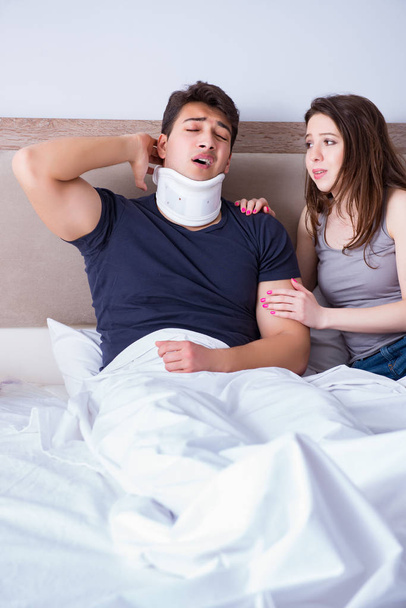 Любящая жена заботится о раненом муже в постели - Фото, изображение