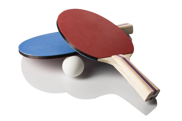 rote und blaue Tischtennispaddeln - gekreuzt, Griffe nach rechts - Foto, Bild