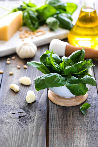 Świeże składniki do produkcji włoskiego pesto sosem - Zdjęcie, obraz