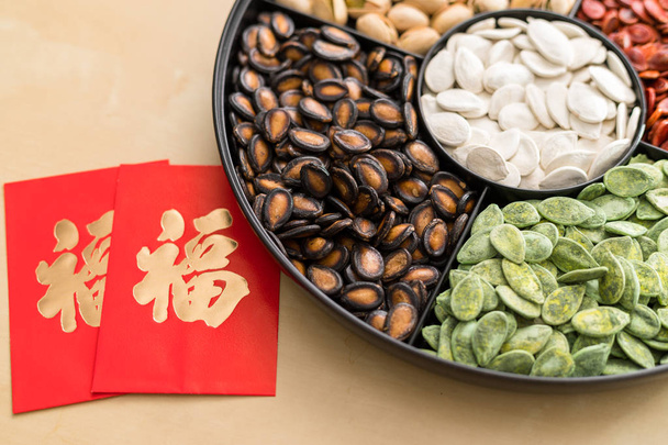 Piros csomag word átlagos szerencsével kínai snack tálca - Fotó, kép