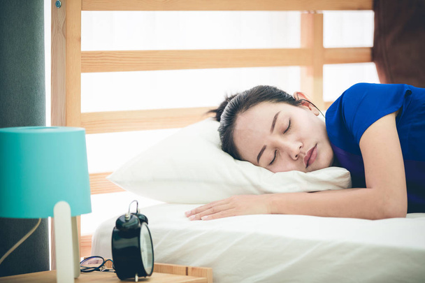 junge asiatische Frau schlafen in Bett, - Foto, Bild