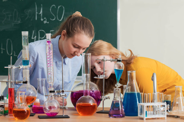 two girls doing chemical experiments - Fotoğraf, Görsel