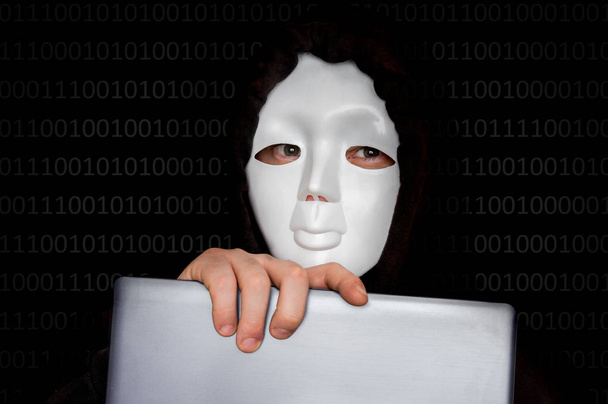 Portrét anonymní člověk s bílou maskou izolované na černém pozadí - Fotografie, Obrázek