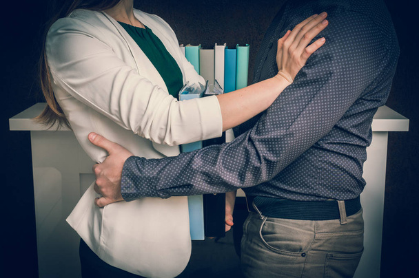 Człowiek, dotykając kobieta schab - molestowanie seksualne w biurze - Zdjęcie, obraz
