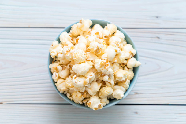 sweet popcorn on wood - Фото, изображение