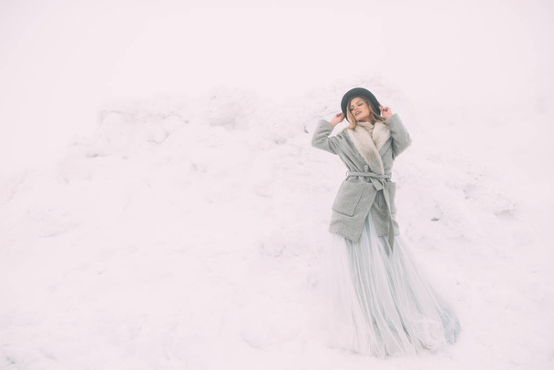 Красивий зимовий портрет молодої жінки в зимових сніжних пейзажах
. - Фото, зображення