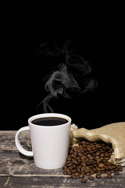 Warme koffie zwarte koffie met koffiebonen - Foto, afbeelding