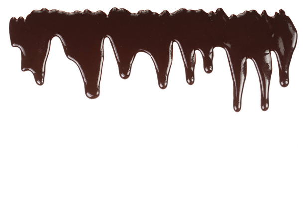 Sulatettu suklaa tippuu eristetty valkoisella pohjalla
 - Valokuva, kuva