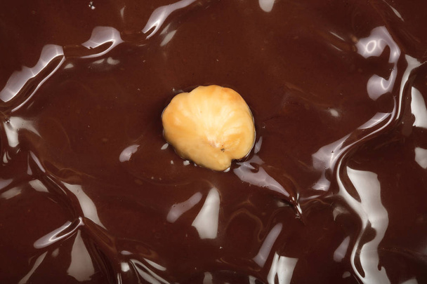 Cioccolato fuso vortice con nocciola come sfondo primo piano
 - Foto, immagini