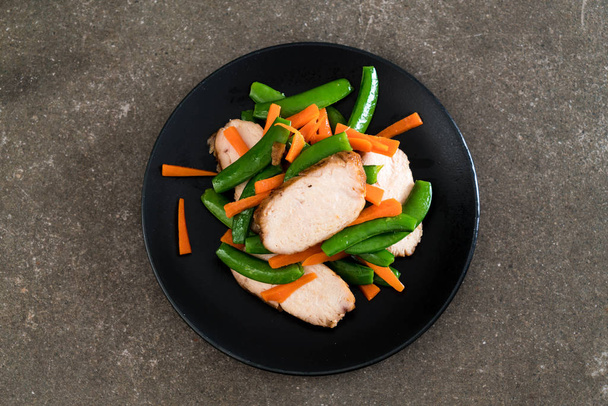 grilled chicken with green peas and carrot - Φωτογραφία, εικόνα