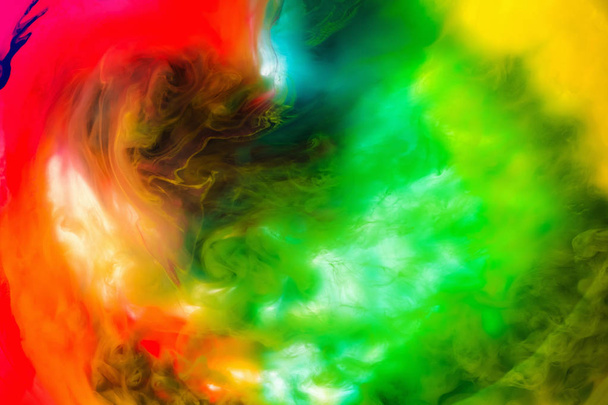 Акрилові кольори та чорнила у воді ізольовані на багатобарвному фоні. Барвисті сплески фарби. Абстрактний фон
 - Фото, зображення