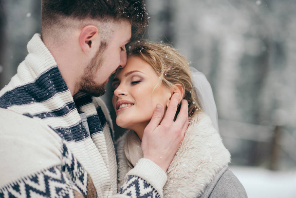 Foto šťastný muž a žena venkovní v zimě - Fotografie, Obrázek