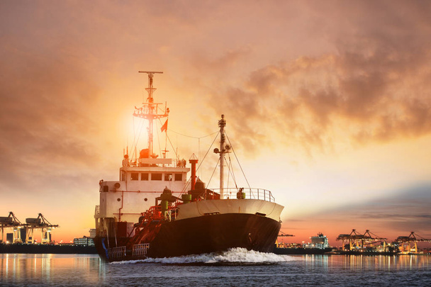 LPG-kaasusäiliöaluksen ja laivan sataman kuljetus beautilla
 - Valokuva, kuva