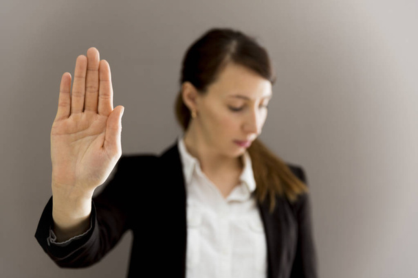 Mulher em terno de negócios mostrando a palma da mão, linguagem corporal, dizer NÃO a
 - Foto, Imagem
