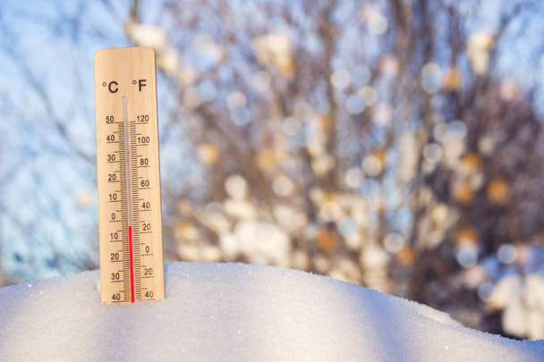 Zima, termometr w śniegu przed niebo w jasny, słoneczny dzień - Zdjęcie, obraz