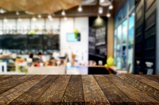 Foco selecionado mesa de madeira marrom vazia e cafeteria ou resta
 - Foto, Imagem