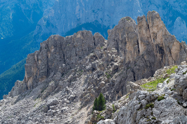 Panoramablick auf die Dolomiten Marmolada, Passo Pordoi, in der Nähe von canazei von val di fassa, Trentino-Alto-adige Region, Italien. Felsen und Gräber - Foto, Bild