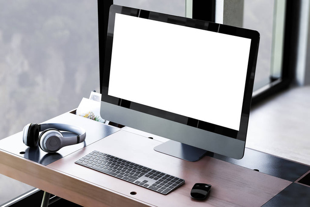 Место работы с компьютером, наушниками, клавиатурой и указательным устройством на деревянном столе
 - Фото, изображение