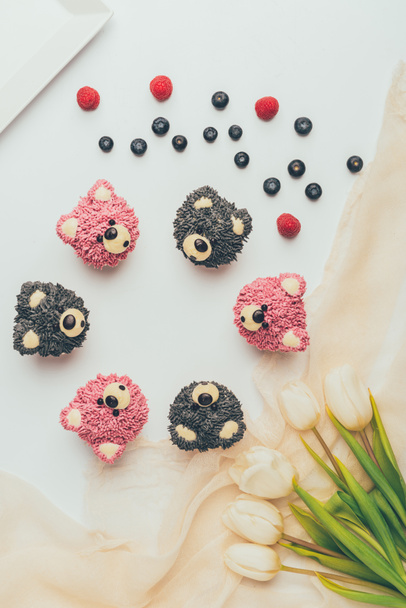 vue de dessus de délicieux muffins fruités en forme d'ours et de belles tulipes
 - Photo, image