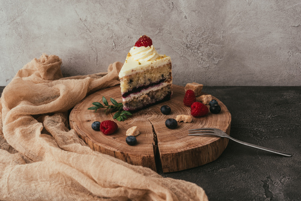 Nahaufnahme von köstlichen fruchtigen Kuchen mit Schlagsahne auf Holzbrett  - Foto, Bild