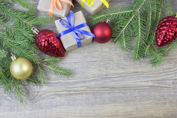 Різдвяна ялинка гілка, прикраса та подарунок на дерев'яному столі
 - Фото, зображення