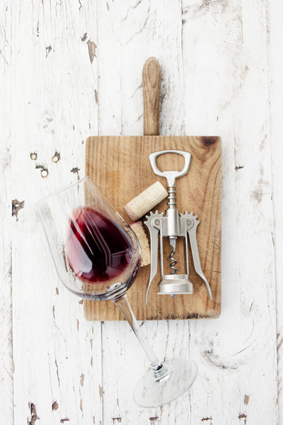 Concepto de cata de vinos - Botella de vino tinto, vidrio y sacacorchos sobre mesa de madera blanca con copespac
 - Foto, Imagen