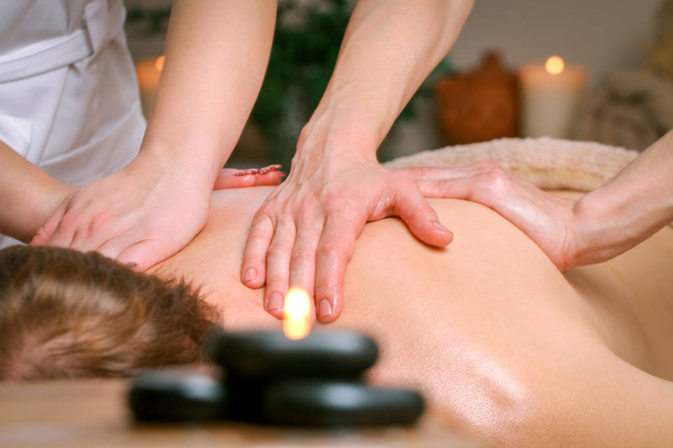 Massaggiatore massaggiatore massaggiando spalle e schiena di un maschio
 - Foto, immagini
