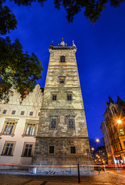 Praha, Česká republika – 9. října 2017: noční pohled na starověké New Town Hall Tower a noční světla, Praha, Česká republika - Fotografie, Obrázek