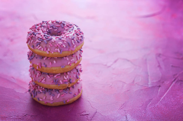 köstliche rosa Donuts auf rosa Hintergrund - süßes Essen - Foto, Bild
