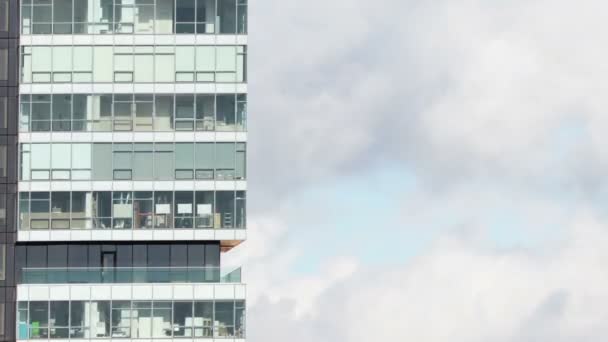 Detalhe Timelapse de um arranha-céu de vidro no centro de Manhattan
 - Filmagem, Vídeo