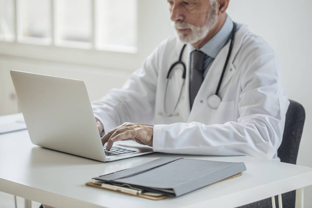 Doctor Using Laptop - Фото, изображение
