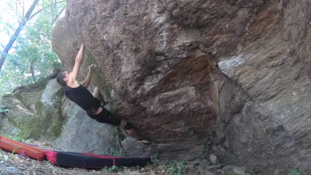 男性無料ソロ装置なしの岩に登るし、落ちる - 映像、動画
