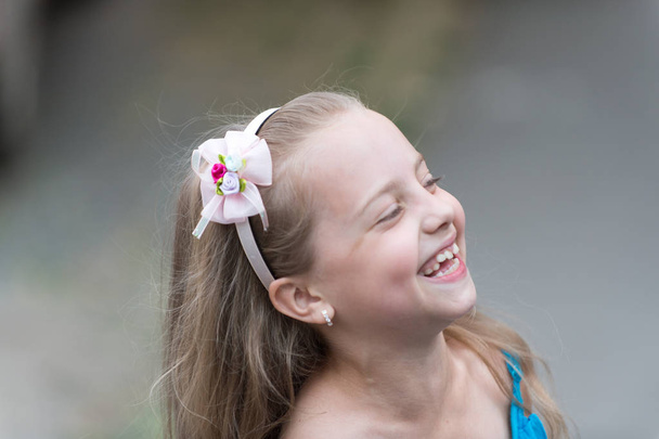 Cute little girl smiling in park - Fotoğraf, Görsel