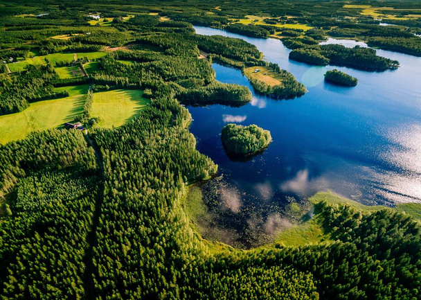 Ilmakuva sinisistä järvistä ja vihreistä metsistä aurinkoisena kesäpäivänä Suomessa
.  - Valokuva, kuva