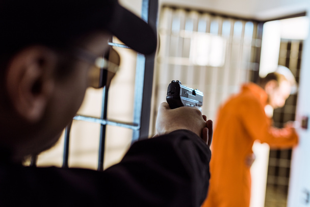 służba więzienna celowania pistolet o ucieczki więźnia  - Zdjęcie, obraz