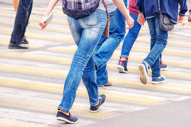osób przekraczających przejście dla pieszych - Zdjęcie, obraz