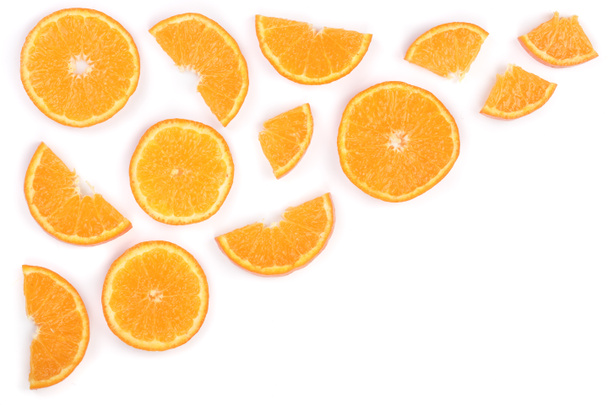 Fatias de laranja ou tangerina isoladas em fundo branco com espaço de cópia para o seu texto. Deitado plano, vista superior
 - Foto, Imagem