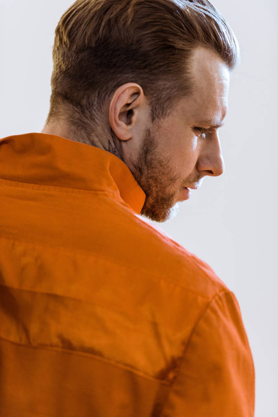vista posteriore del prigioniero in uniforme arancione
 - Foto, immagini