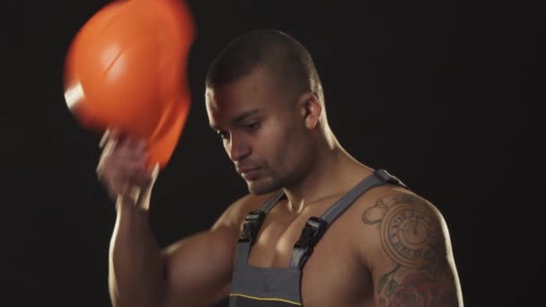 hübsche sexy muskulöse Konstrukteurin mit hartem Hut - Filmmaterial, Video