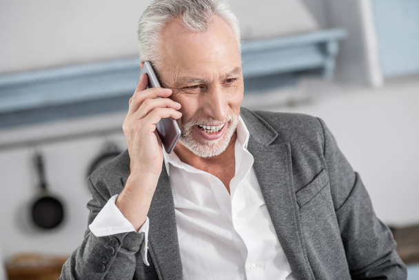 Successful male person talking per telephone - Foto, imagen