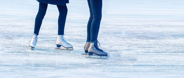 2 人の若い女の子がスケート リンクでスケートします。 - 写真・画像