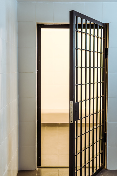 Gefängnisgitter und leerer Gefängnisraum - Foto, Bild