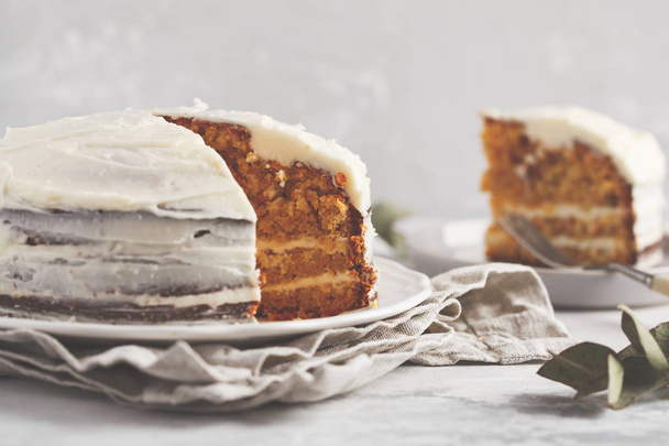 Carrot homemade cake with white cream (cream cheese) on a gray b - Foto, immagini