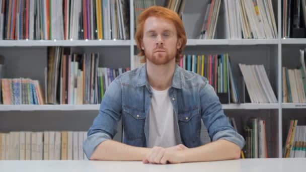 Kırmızı saç ile ciddi adam portresi - Video, Çekim